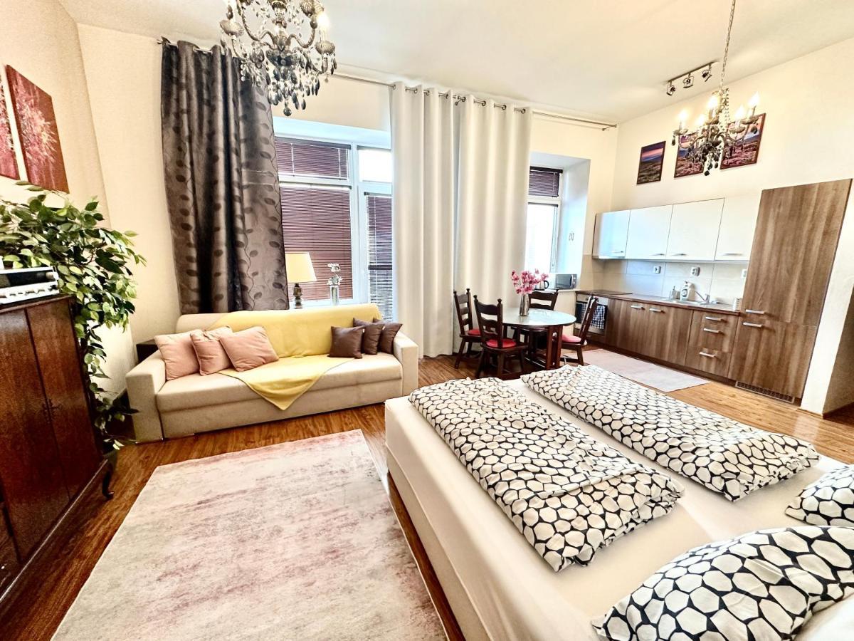 Home Away Main Square Apartment Poprad Ngoại thất bức ảnh