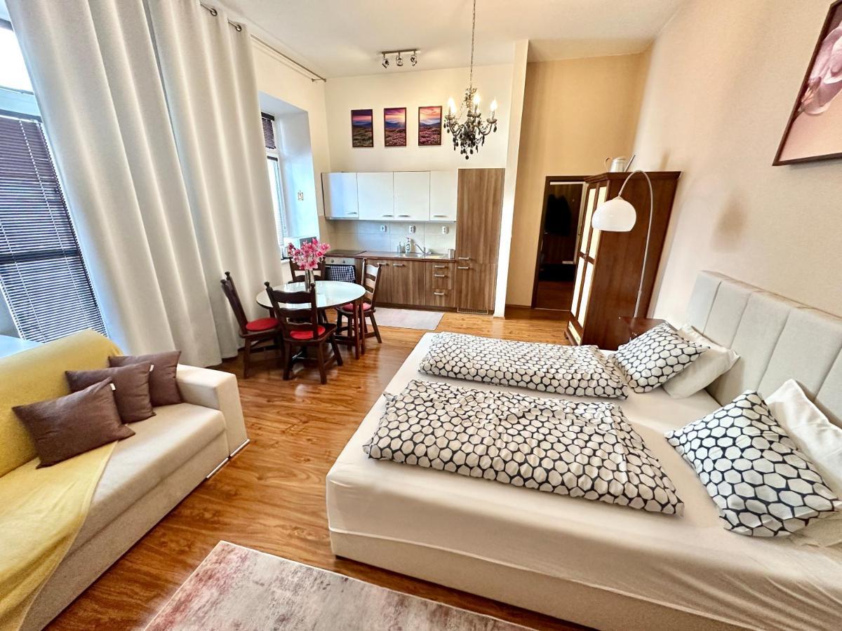 Home Away Main Square Apartment Poprad Ngoại thất bức ảnh