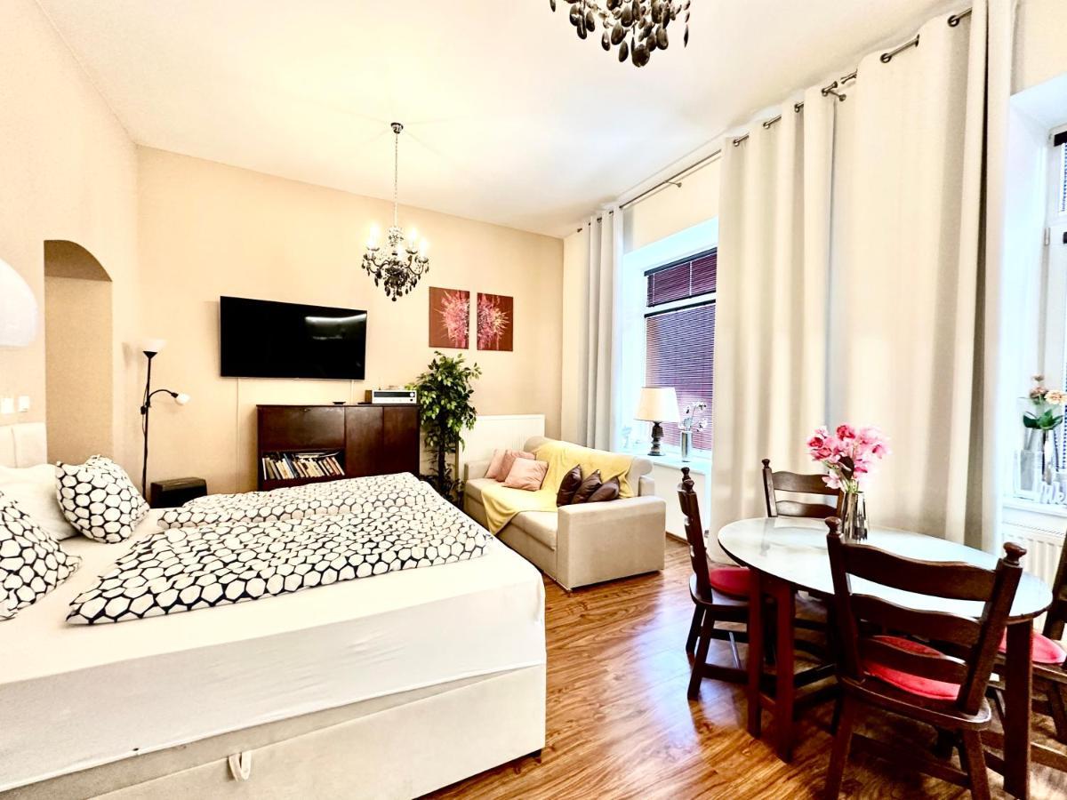 Home Away Main Square Apartment Poprad Ngoại thất bức ảnh