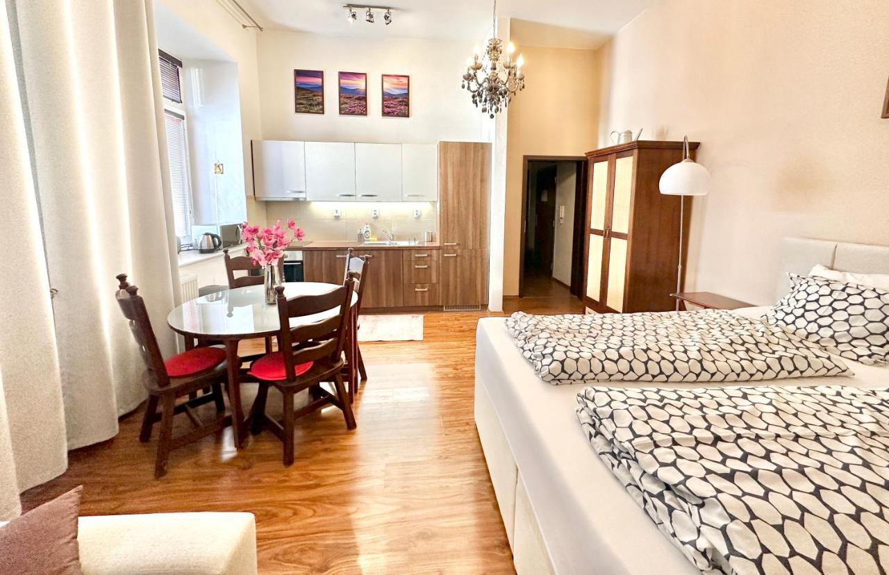 Home Away Main Square Apartment Poprad Ngoại thất bức ảnh