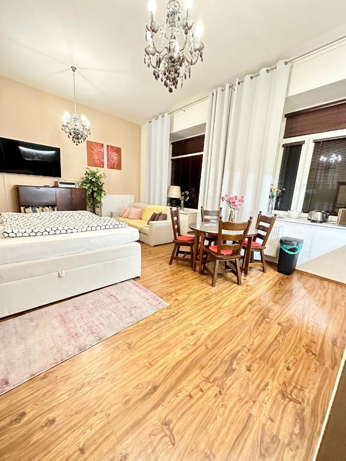 Home Away Main Square Apartment Poprad Ngoại thất bức ảnh