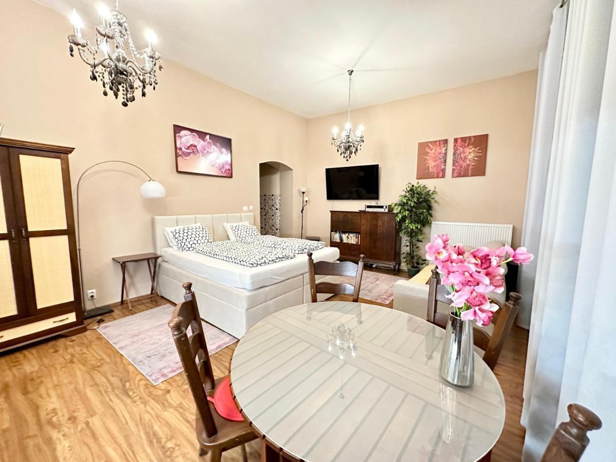 Home Away Main Square Apartment Poprad Ngoại thất bức ảnh