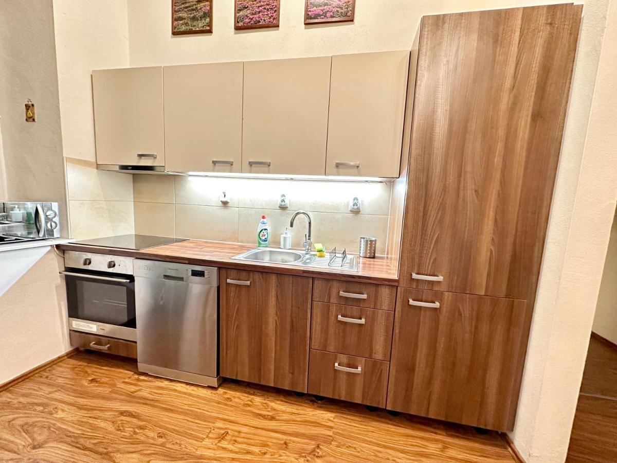 Home Away Main Square Apartment Poprad Ngoại thất bức ảnh